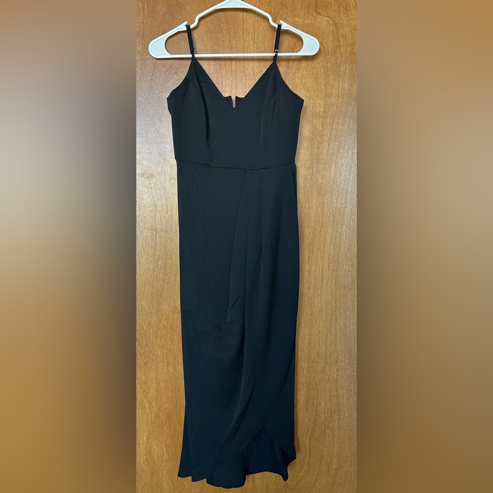 Lulu’s Black Sleeveless V-Neck Midi Dress